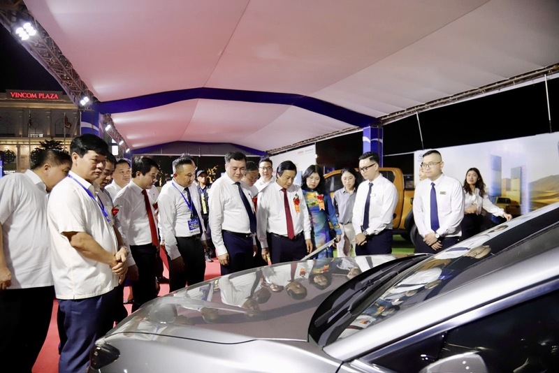 Các đại biểu tham quan gian hàng tối khai mạc 22/4. Ảnh: CTV