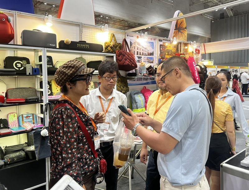Gian hàng sản phẩm túi xách văn phòng phẩm được trưng bày tại Triển lãm Nguồn cung ứng Quốc tế 2026. Ảnh Phương Hoa