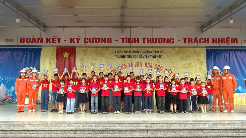 Nhân viên điện lực cùng các em học sinh chụp ảnh lưu niệm trên sân khấu chính, thể hiện cam kết đồng hành vì môi trường.