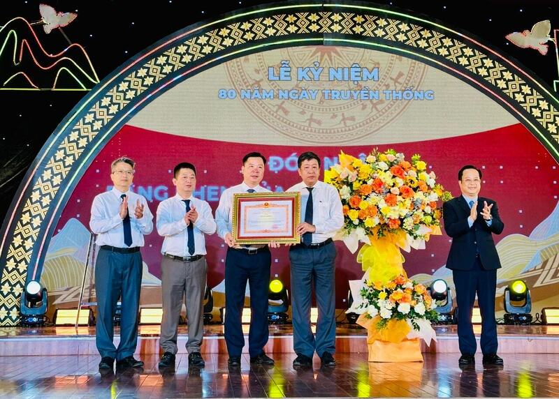 Lãnh đạo TP Hà Nội trao Bằng khen của Thủ tướng Chính phủ cho Sở Dân tộc và Tôn giáo TP Hà Nội. Ảnh: Bảo Lâm