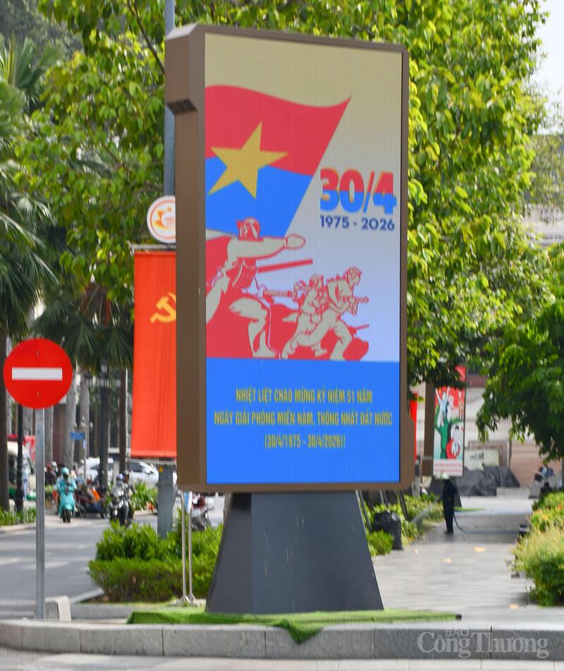 Biểu trưng của chiến thắng 30/4 lịch sử hiện diện trên phố trung tâm mang tên Bác Hồ kính yêu. Ảnh: Thanh Minh.