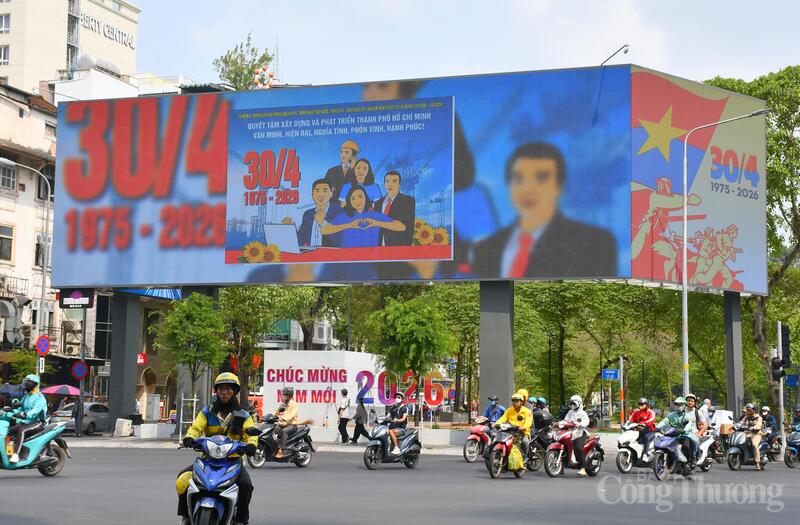 Những khẩu hiệu giản dị giữa lòng thành phố thể hiện lòng tri ân, tự hào và khát vọng hòa bình vững bền. Ảnh: Thanh Minh.