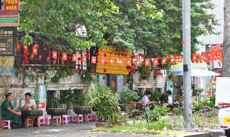 TP. Hồ Chí Minh rực rỡ cờ hoa mừng đại lễ 30/4  - 11