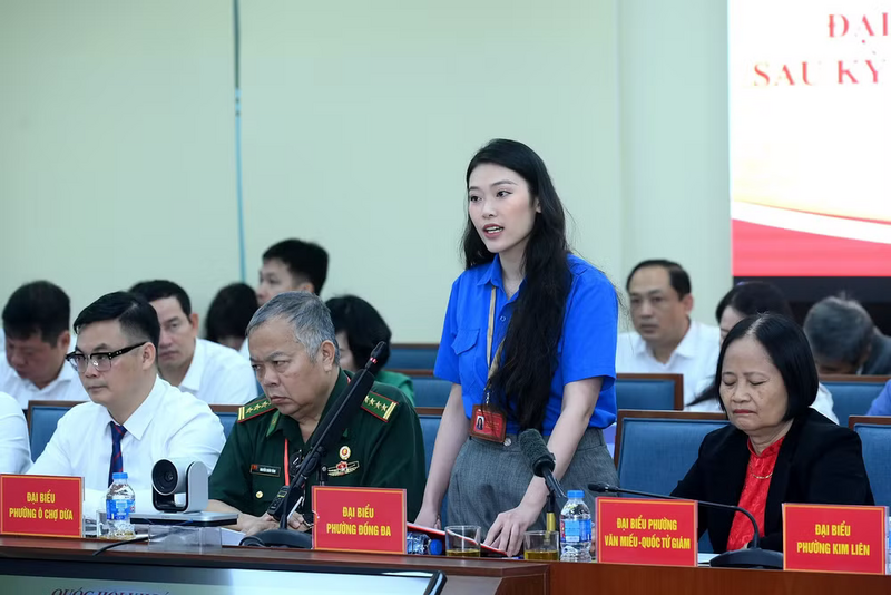 Cử tri phường Đống Đa phát biểu, nêu kiến nghị với các đại biểu Quốc hội. Ảnh: Đăng Khoa