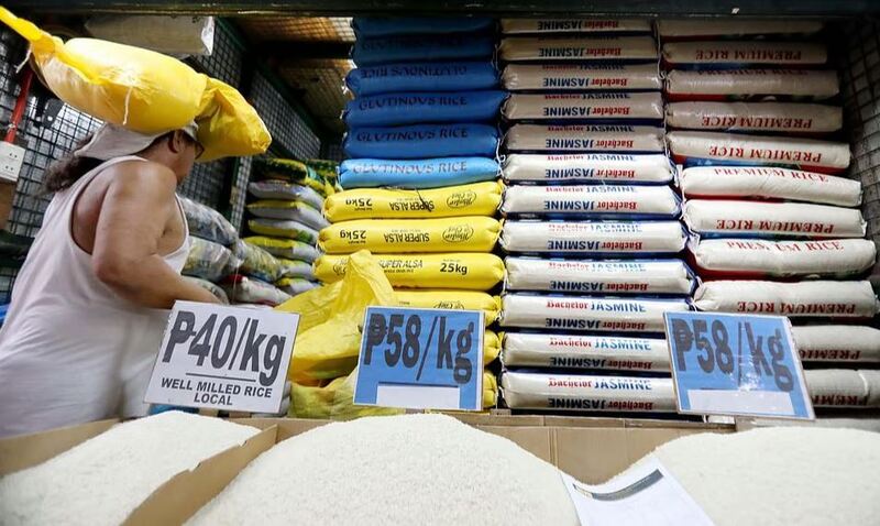 Một cửa hàng bán lẻ gạo ở thành phố Quezon, Philippines. Ảnh: Daily Tribune