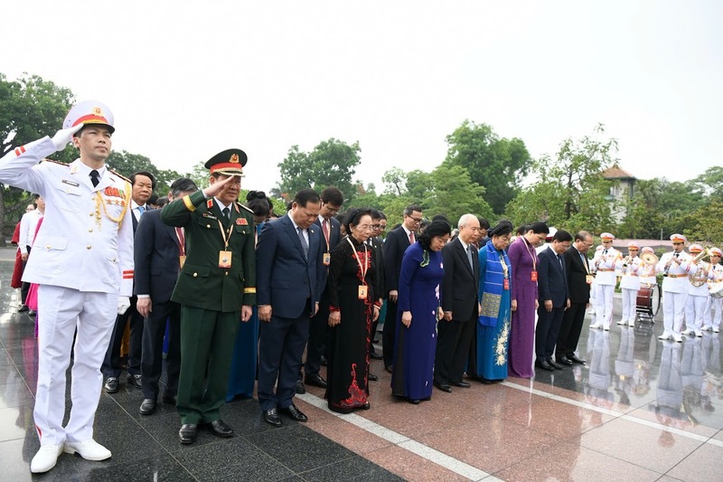 Các đại biểu thành kính tưởng nhớ những người con ưu tú của dân tộc đã không tiếc máu xương, dũng cảm chiến đấu hy sinh vì sự nghiệp đấu tranh giải phóng dân tộc, vì nền độc lập tự do của Tổ quốc, vì hạnh phúc của nhân dân.