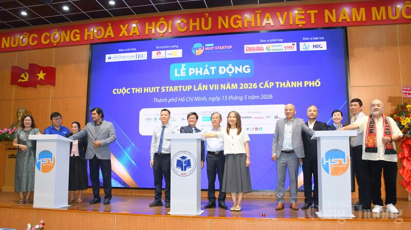 Lãnh đạo HUIT cùng các đại biểu thực hiện nghi thức phát động Cuộc thi HUIT Startup lần VII cấp thành phố năm 2026. Ảnh: Thanh Minh.