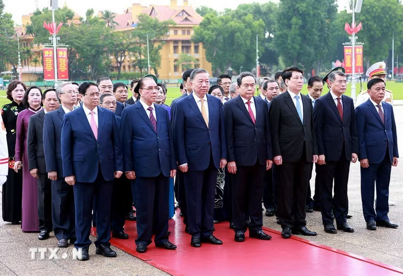 Đoàn đại biểu lãnh đạo, nguyên lãnh đạo Đảng, Nhà nước do Tổng Bí thư, Chủ tịch nước Tô Lâm dẫn đầu thành kính tưởng niệm Chủ tịch Hồ Chí Minh. Ảnh: Tuấn Anh/TTXVN