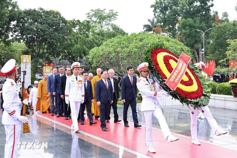 Đoàn đại biểu Ủy ban Trung ương Mặt trận Tổ quốc Việt Nam đến dâng hương, dâng hoa tại Đài tưởng niệm Anh hùng liệt sỹ trên đường Bắc Sơn (Hà Nội). Ảnh: Minh Đức/TTXVN