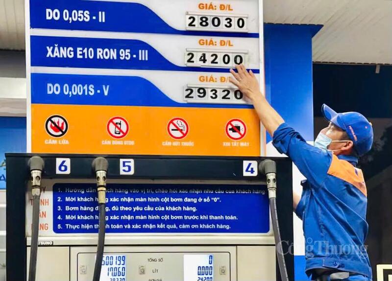 Các cửa hàng đã cơ bản hoàn tất công tác chuẩn bị hạ tầng kỹ thuật, kho bể, hệ thống pha chế và nguồn cung ethanol phục vụ sản xuất xăng E10. Ảnh: Hiền Mai