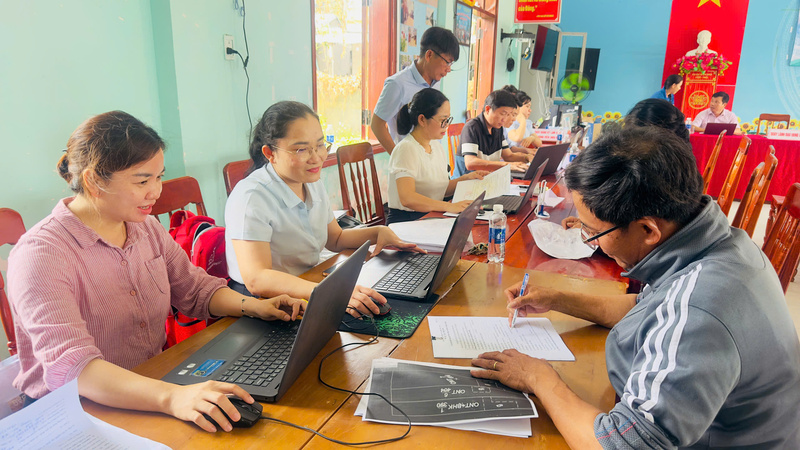 Tổ công tác giải quyết thủ tục hành chính lưu động không chỉ đạt được hiệu quả về tiến độ xử lý công việc mà còn cho thấy sự thay đổi rõ nét trong cách tiếp cận của chính quyền cơ sở, từ thụ động sang chủ động phục vụ người dân. Ảnh: Tuệ Lâm