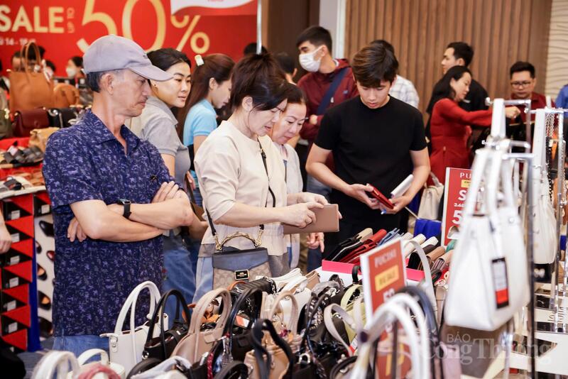 Người tiêu dùng tìm hiểu và mua sắm sản phẩm. Ảnh: Lê Sơn