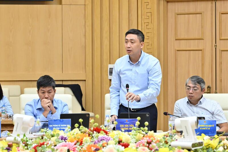 Ông Hoàng Minh Chiến - Phó Cục trưởng Cục Xúc tiến thương mại kiến nghị một số giải pháp nâng cao hiệu quả công tác xúc tiến xuất khẩu. Ảnh: Cấn Dũng