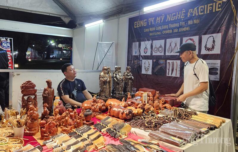 Gian hàng trưng bày đồ thủ công mỹ nghệ, làng nghề truyền thống được du khách quan tâm.
