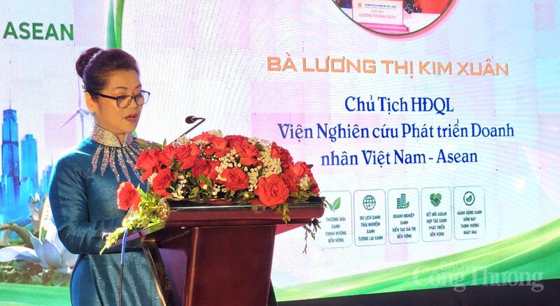 Bà Lương Thị Kim Xuân - Chủ tịch Viện Nghiên cứu Phát triển Doanh nhân Việt Nam - ASEAN phát biểu khai mạc sự kiên.