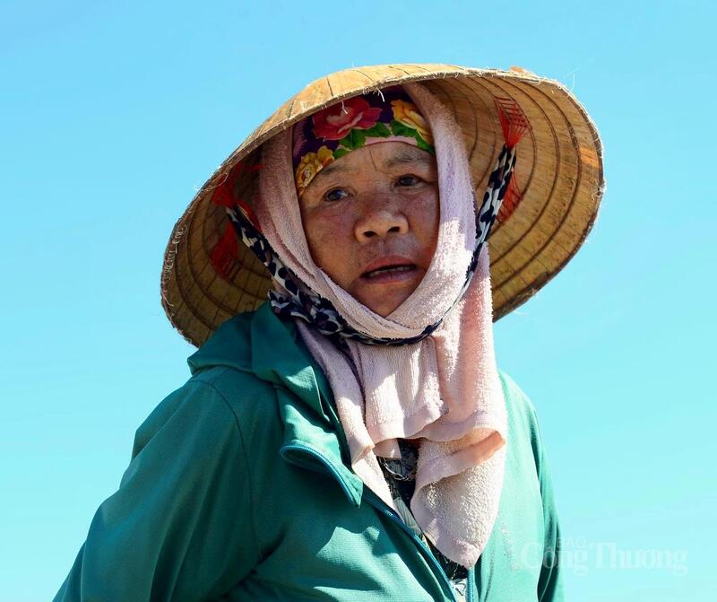 Để chống chọi với cái nắng như thiêu như đốt, diêm dân phải mặc kín người, đội nón rộng vành, đeo khẩu trang, đi ủng hoặc quấn nhiều lớp vải quanh chân. Dù vậy, nhiều người vẫn bị bỏng rát da, mất sức sau nhiều giờ lao động ngoài trời. Ảnh: Quốc Anh