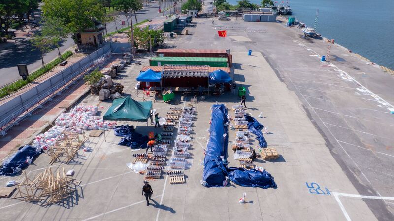 Tại khu vực bãi bắn pháo hoa (đường Bạch Đằng, phường Hải Châu, TP. Đà Nẵng), hai đội pháo hoa Đà Nẵng (Việt Nam) và Jiangxi Yangfeng Art Display Co., Ltd (Trung Quốc) đang ráo riết triển khai trận địa, chuẩn bị cho màn trình diễn trong đêm khai mạc Lễ hội pháo hoa quốc tế 2026 diễn ra vào tối 30/5. Ảnh: Diễm Phúc
