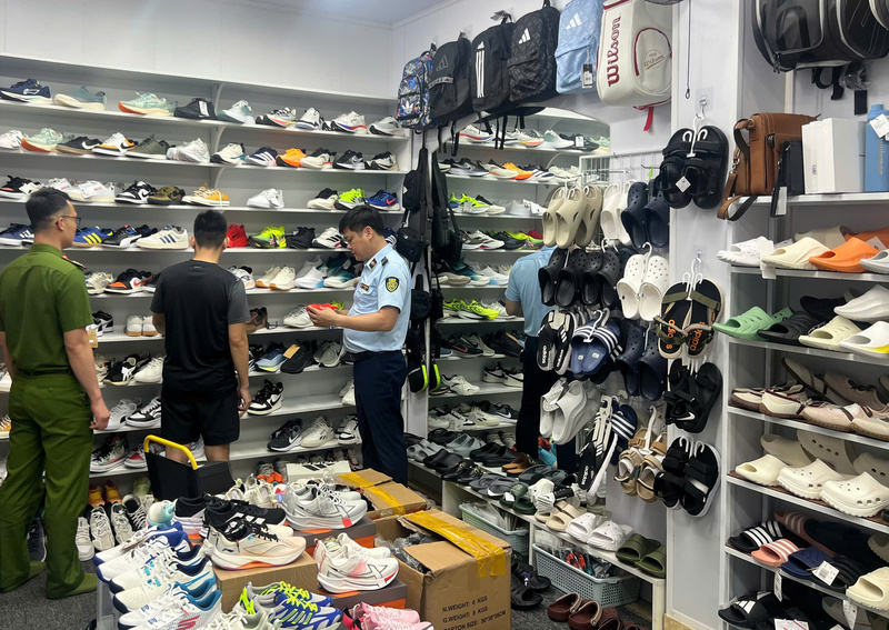 Lực lượng Quản lý thị trường Hưng Yên phối hợp với Phòng Cảnh sát kinh tế Công an tỉnh kiểm tra cơ sở kinh doanh có dấu hiệu vi phạm trên địa bàn. Ảnh: Văn Giang
