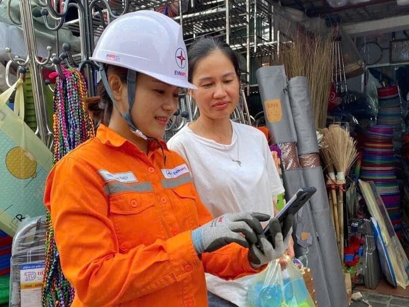 Nhân viên Công ty Điện lực Hưng Yên tuyên truyền khách hàng sử dụng điện tiết kiệm, hiệu quả. Ảnh: Kim Dung