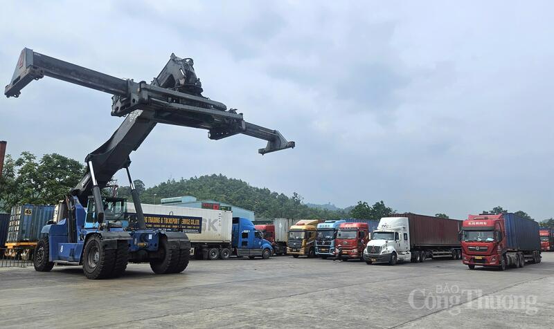 Thiết bị gắp container vận hành tại bãi tập kết hàng hóa ở Cửa khẩu quốc tế Hữu Nghị
