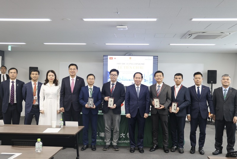 Phó Thủ tướng tặng quà đại diện các chuyên gia, trí thức, nhà khoa học phát Việt Nam tại Nhật Bản. Ảnh: VGP/Thu Sa