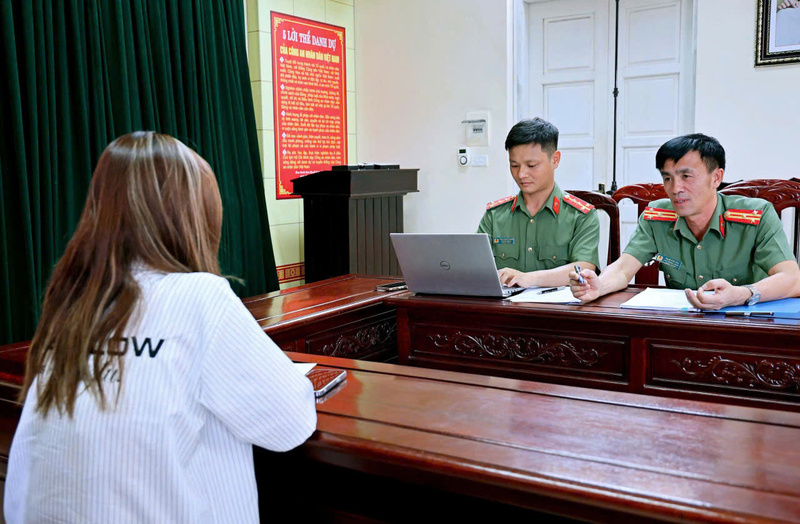 Phòng An ninh mạng và phòng, chống tội phạm sử dụng công nghệ cao - Công an tỉnh Ninh Bình làm việc với L.Q.A về hành vi đăng tải thông tin sai sự thật. Ảnh: Công an tỉnh Ninh Bình.
