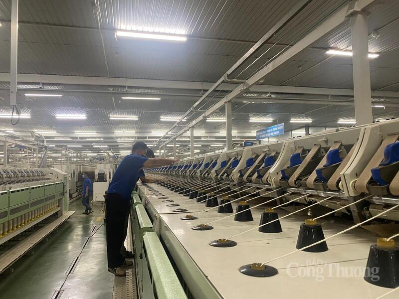 Công nhân đang thao tác trên dây chuyền sản xuất sợi tại Công ty TNHH MTV Dệt 8-3. Ảnh: Hải Linh