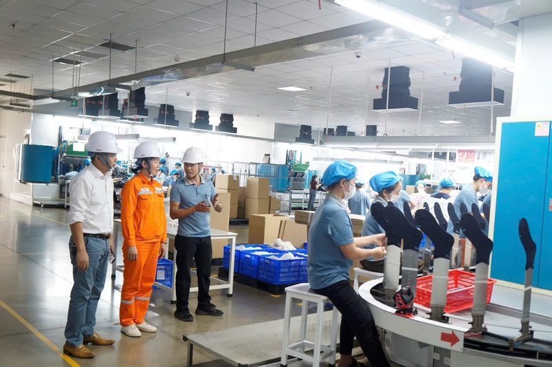 Công ty TNHH Dệt Kim JASAN Thanh Hóa hiện đang sử dụng hiệu quả hệ thống điện mặt trời mái nhà có tổng công suất 6 MW vào hoạt động sản xuất kinh doanh của đơn vị.