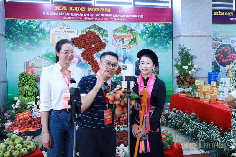 Ngoài mở rộng kênh phân phối trong nước, tỉnh cũng đã thúc đẩy tiêu thụ vải trên các sàn thương mại điện tử