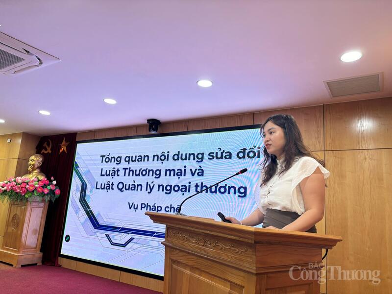 Đại diện Vụ Pháp chế trình bày tổng quan nội dung sửa đổi Luật Thương mại và Luật Quản lý ngoại thương. Ảnh: Phong Lâm