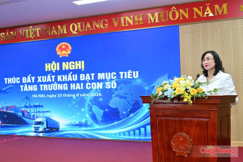 Thứ trưởng Bộ Công Thương Phan Thị Thắng phát biểu khai mạc hội nghị. Ảnh: Cấn Dũng