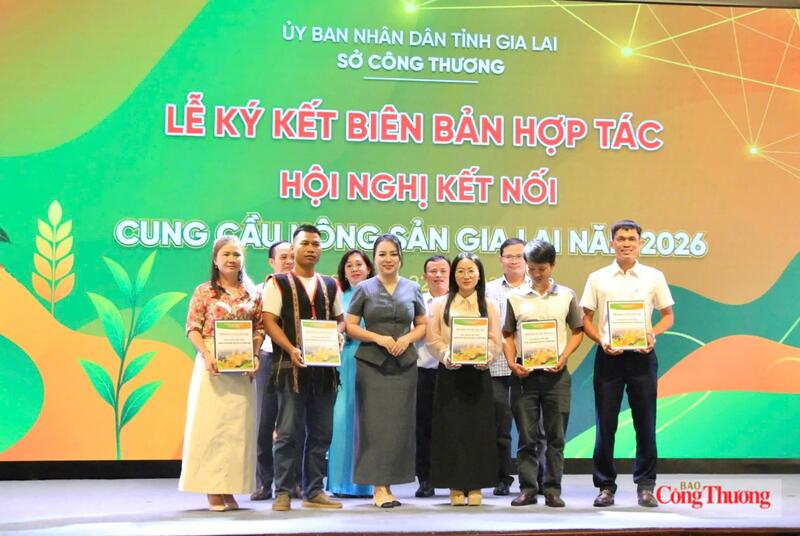 Trao biên bản Ghi nhớ Hợp tác (MOU) giữa Công ty Cổ phần Vinanutrifood Bình Định với các doanh nghiệp, hợp tác xã của tỉnh Gia Lai. Ảnh: Hiền Mai