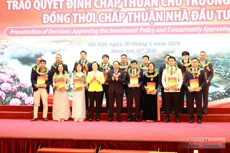 Phó Thủ tướng Chính phủ Phạm Thị Thanh Trà (hàng đầu, thứ tư từ trái sang) và Bí thư Tỉnh uỷ Lai Châu Lê Minh Ngân trao quyết định chấp thuận chủ trương đầu tư cho đại diện các doanh nghiệp.