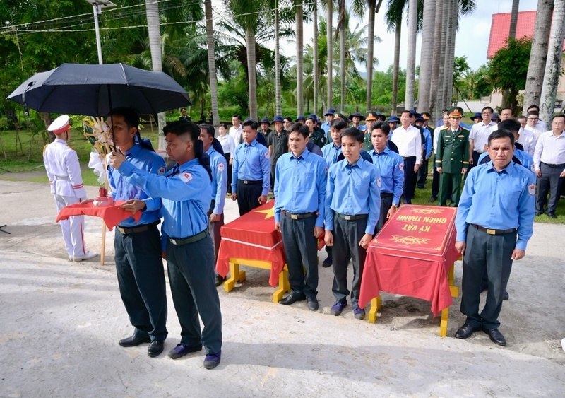 Trong không khí trang nghiêm, xúc động, đoàn xe đưa cán bộ, chiến sĩ cùng các hài cốt liệt sĩ lần lượt trở về Tổ quốc. Ảnh: Phương Vũ.