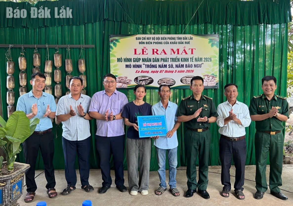 Đại diện đơn vị và chính quyền địa phương trao bảng hỗ trợ mô hình sinh kế cho gia đình anh Lê Văn Nam.