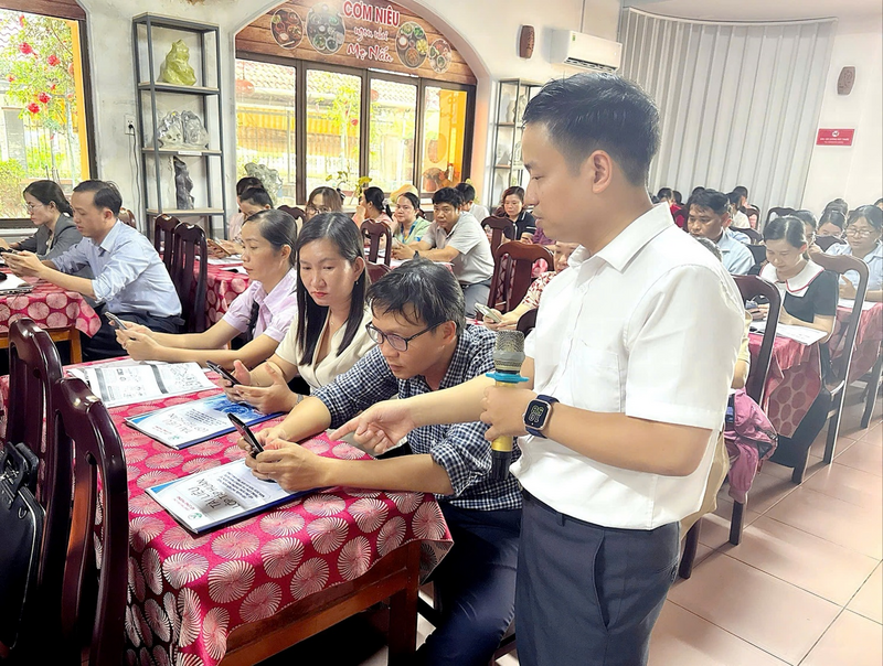 Ông Cao Quí Long hướng dẫn các học viên thực hành ứng dụng AI trong hoạt động công vụ