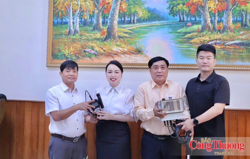 Chi cục Thủy hải sản (Sở Nông nghiệp và Môi trường) tiếp nhận hệ thống giám sát môi trường nước thông minh do Công ty Cổ phần Vinanutrifood Bình Định phối hợp với Công ty TNHH Công nghệ Thông minh Inspur trao tặng.