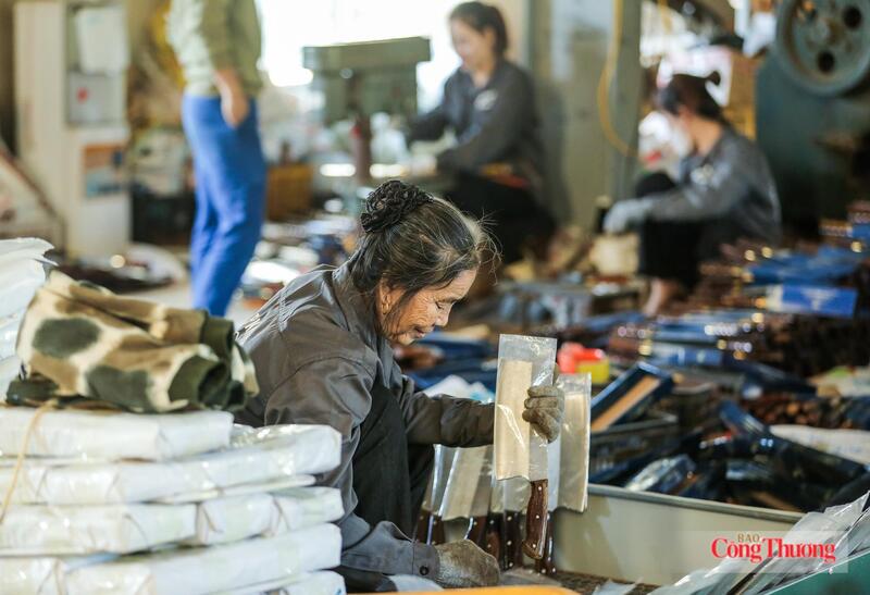 Rất nhiều lao động phổ thông, trong đó cũng có người lớn tuổi đang làm việc tại xưởng rèn. Ảnh: Ngô Nhung