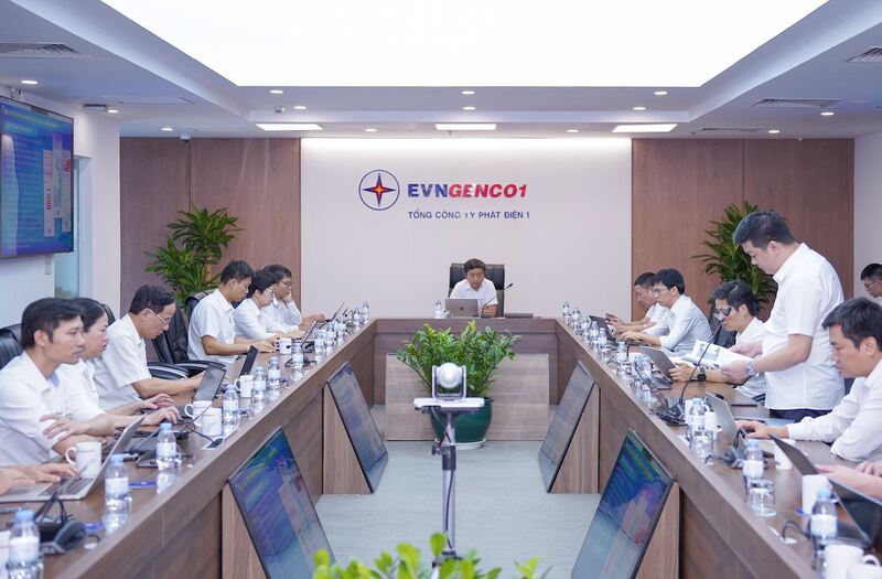 Đại diện Ban Khoa học công nghệ và Đổi mới sáng tạo EVNGENCO1 báo cáo kết quả triển khai các nhiệm vụ khoa học, công nghệ, đổi mới sáng tạo và chuyển đổi số tại Phiên họp.