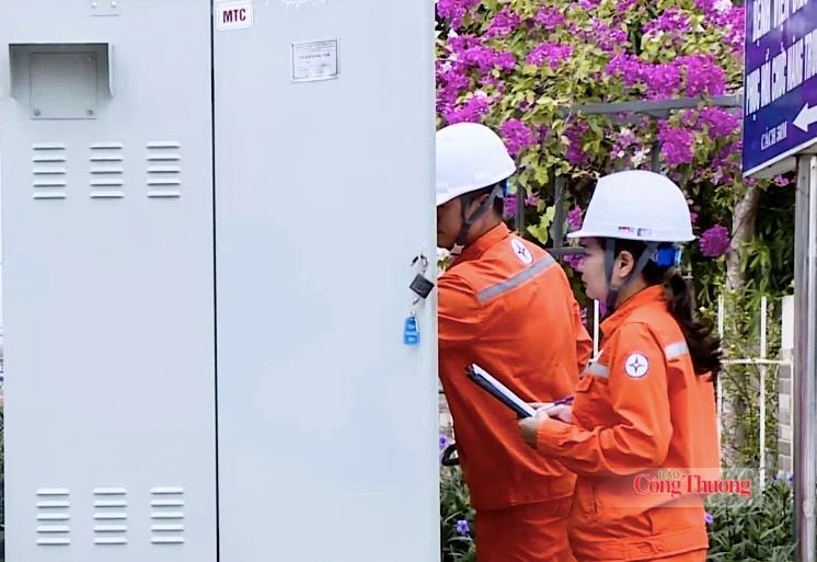 Khu vực Điện lực Sầm Sơn bố trí lực lượng trực vận hành 24/24 giờ để sẵn sàng xử lý khi có sự cố trong thời điểm mùa du lịch. Ảnh: Quốc Anh