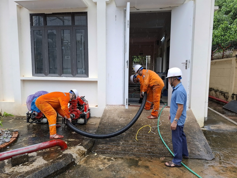 Cán bộ nhân viên Xí nghiệp lưới điện cao thế Sơn La bơm tiêu úng tại Tổ thao tác lưu động trạm biến áp 110kV Mường La