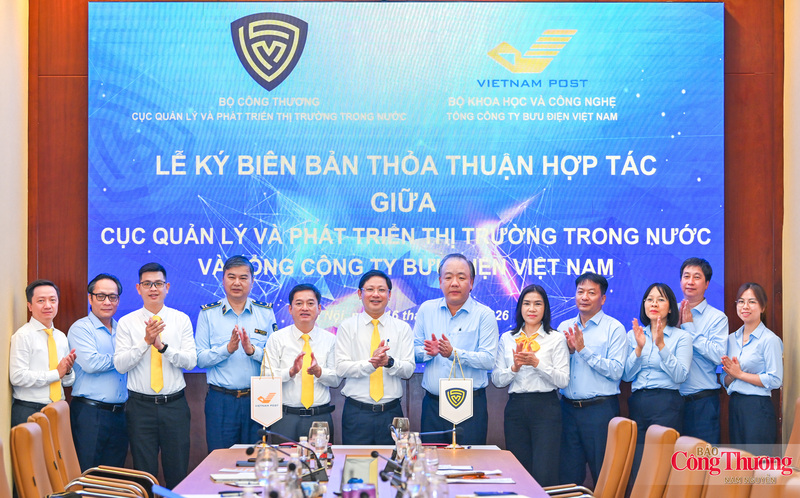 Các đại biểu chụp ảnh lưu niệm tại lễ ký kết.
