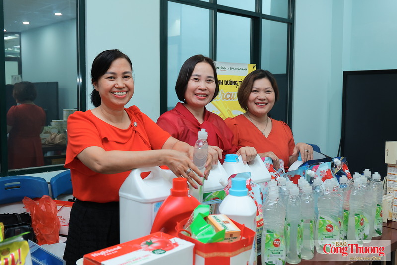 Các doanh nghiệp tham gia trưng bày, giới thiệu sản phẩm tại hội thảo