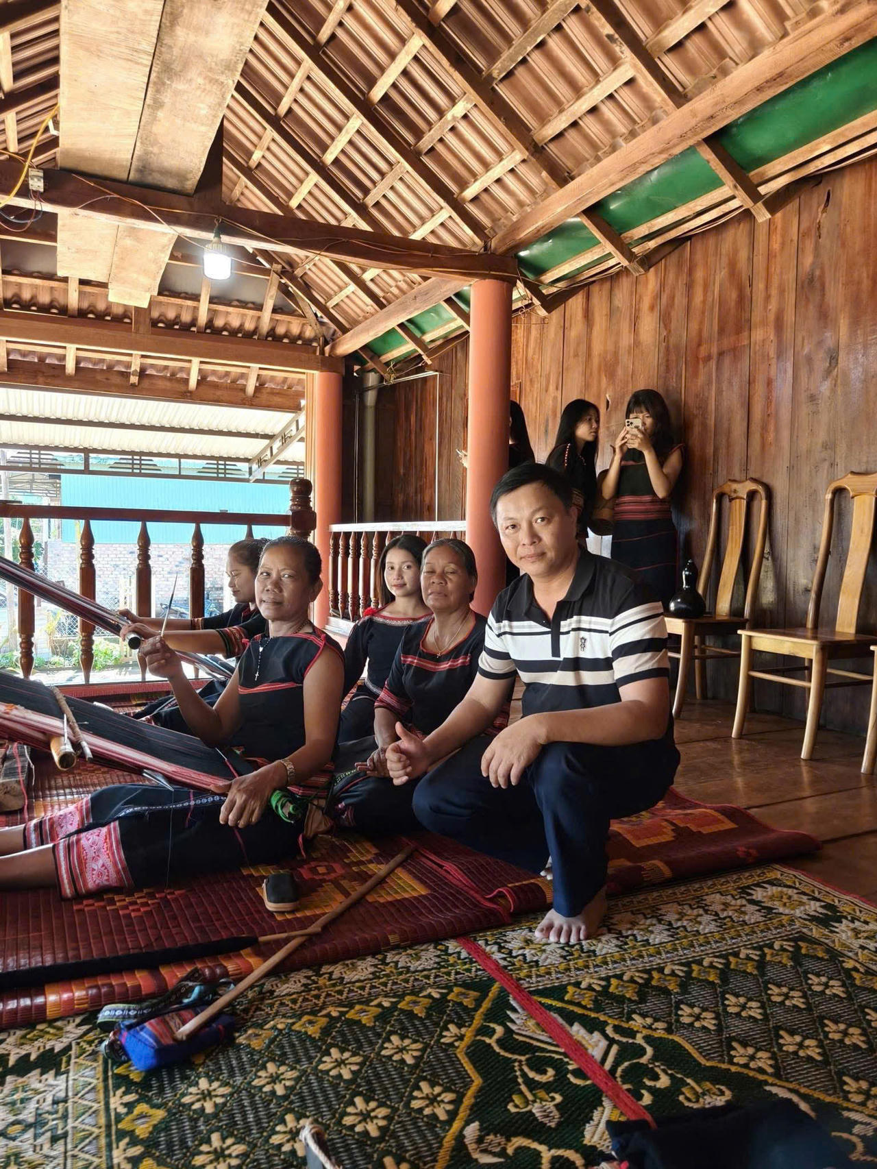Lãnh đạo xã Ia Phí thăm, động viên các nghệ nhân dệt thổ cẩm trên địa bàn. (Ảnh: UBND xã Ia Phí)