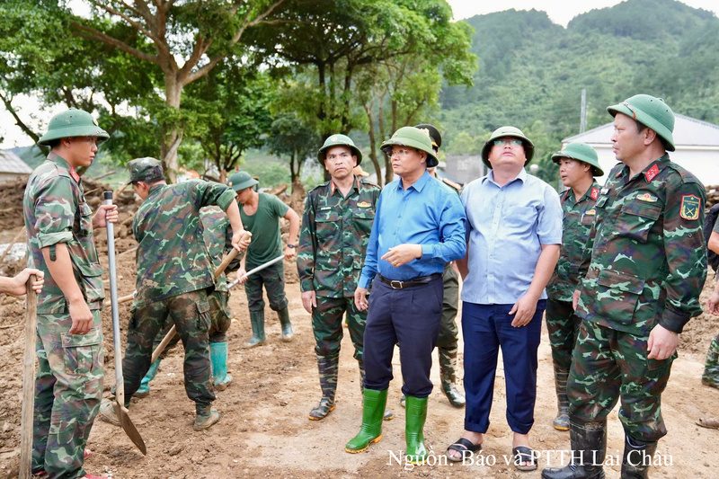 Bí thư Tỉnh ủy, Chủ tịch HĐND tỉnh Lai Châu trực tiếp kiểm tra công tác khắc phục hậu quả thiên tai và yêu cầu Bộ Chỉ huy Quân sự tỉnh khẩn trương thi công khu tái định cư đảm bảo trước mắt cho 24 hộ dân và khoảng 200 hộ cần phải di dời sau này.