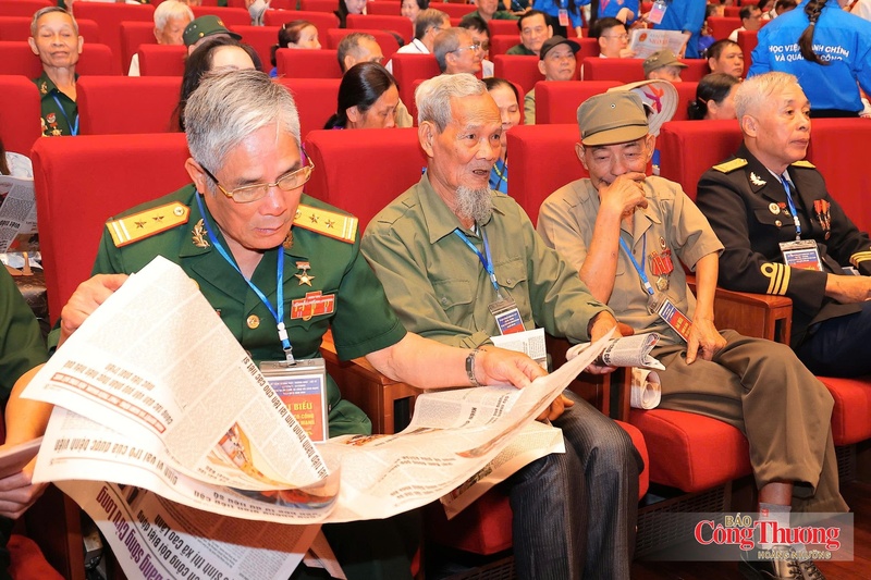 Các Mẹ Việt Nam Anh hùng và các cựu chiến binh tham gia hội nghị.