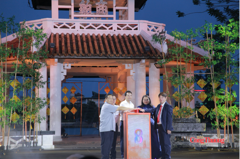 Các đại biểu nhấn nút phát động chương trình “Huế - Kinh đô ẩm thực 2026”. Ảnh: Nguyễn Ngọc