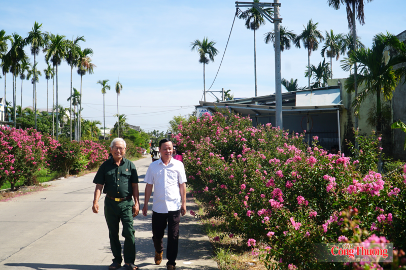 Cựu chiến binh Đoàn Thế Kiểm (bên trái) cho biết thêm, ngoài công trình đường hoa, Chi hội Cựu chiến binh Tổ dân phố còn giúp đỡ nhau trong cuộc sống thông qua mô hình góp vốn quay vòng. “Hơn 10 năm qua, mỗi tháng mỗi hội viên sẽ góp 500.000 đồng, 40 hội viên sẽ được 20 triệu đồng. Sau đó sẽ rút thăm quay vòng hoặc ưu tiên hội viên có công việc trước mắt sẽ nhận”, ông Đoàn Thế Kiểm thông tin.
