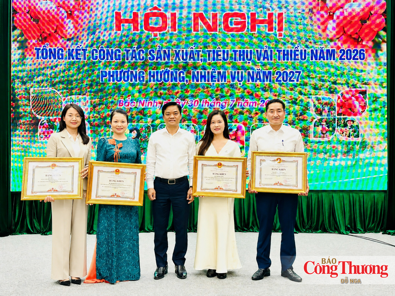 Phóng viên Báo Công Thương Đỗ Nga (ngoài cùng bên trái) được nhận Bằng khen của Chủ tịch UBND tỉnh Bắc Ninh vì đạt thành tích tiêu biểu, đóng góp tích cực trong hoạt động tiêu thu vải thiều năm 2026