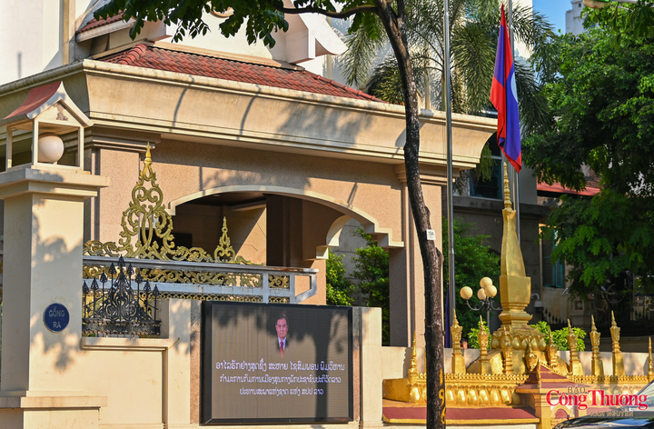 Cờ rủ được treo tại Đại sứ quán Lào tại Việt Nam. Trước cổng Đại sứ quán, thông cáo đặc biệt về Quốc tang được đặt trang trọng.